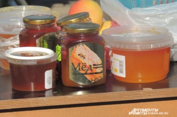 Баночки мёда приготовили для освящения святой водой.