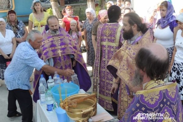 Священники готовятся к обряду окропления.