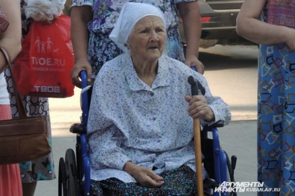 В праздник Медового Спаса к храму пришли и пожилые люди.