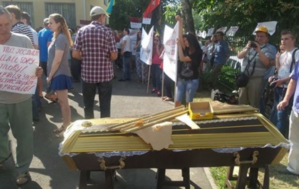Митинг у админсуда Киева, где рассматривают дело о запрете КПУ