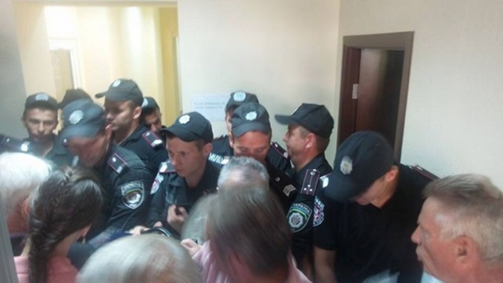 Митинг у админсуда Киева, где рассматривают дело о запрете КПУ