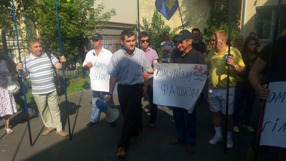 Митинг у админсуда Киева, где рассматривают дело о запрете КПУ