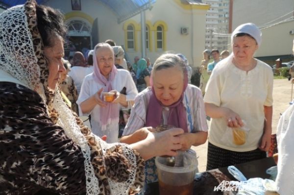 Прихожане жертвуют мед храму – каждый по ложечке из своей банки.