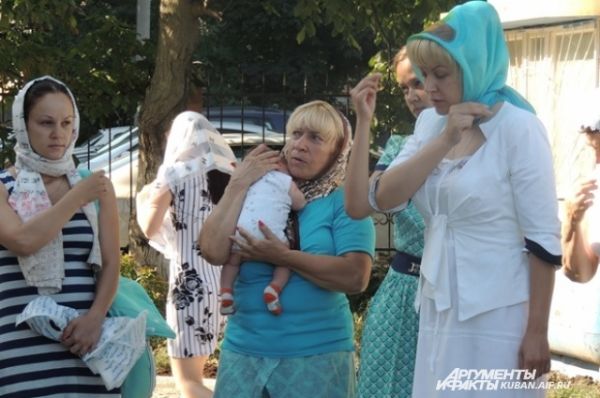 Прихожане читают молитву.