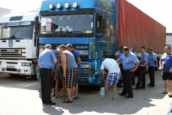 Власти Украины отправили гуманитарную помощь на Донбасс