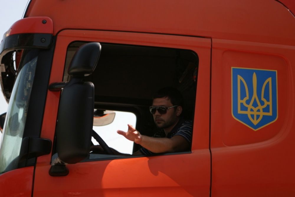 Власти Украины отправили гуманитарную помощь на Донбасс