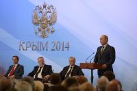 Президент РФ Владимир Путин выступает на встрече в Ялте с членами фракций политических партий Государственной Думы РФ. 