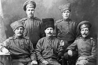 Участник Брусиловского прорыва Иван Зубарев (в верхнем ряду справа) получил Георгиевский крест из рук самого генерала Каледина.