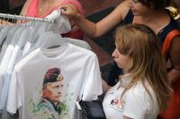 Покупатели во время старта продаж одежды и аксессуаров с изображением президента РФ Владимира Путина в ГУМе.