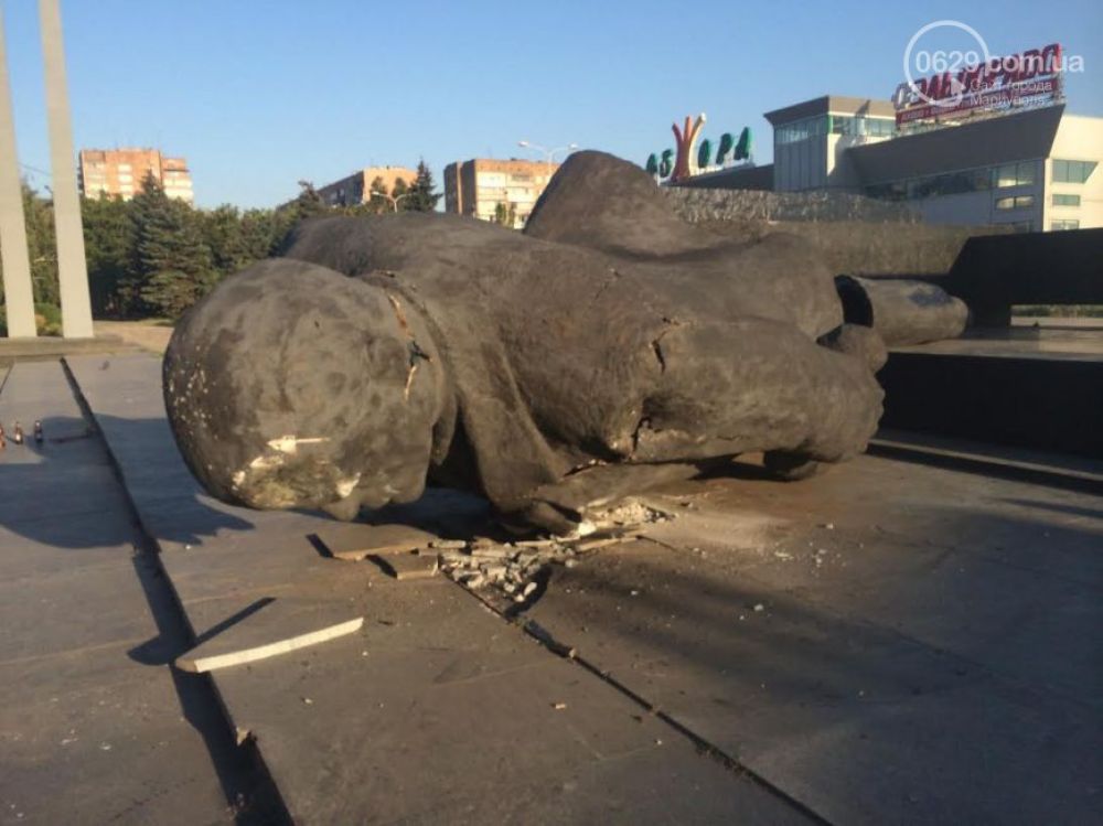 В Мариуполе снесли Ленина