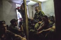 Бойцы ополчения Донбасса в подвале дома во время артиллерийского обстрела. 