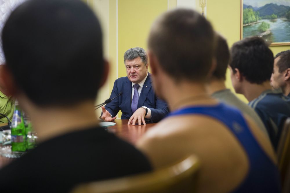 Петр Порошенко встретился с освобожденными из плена военными