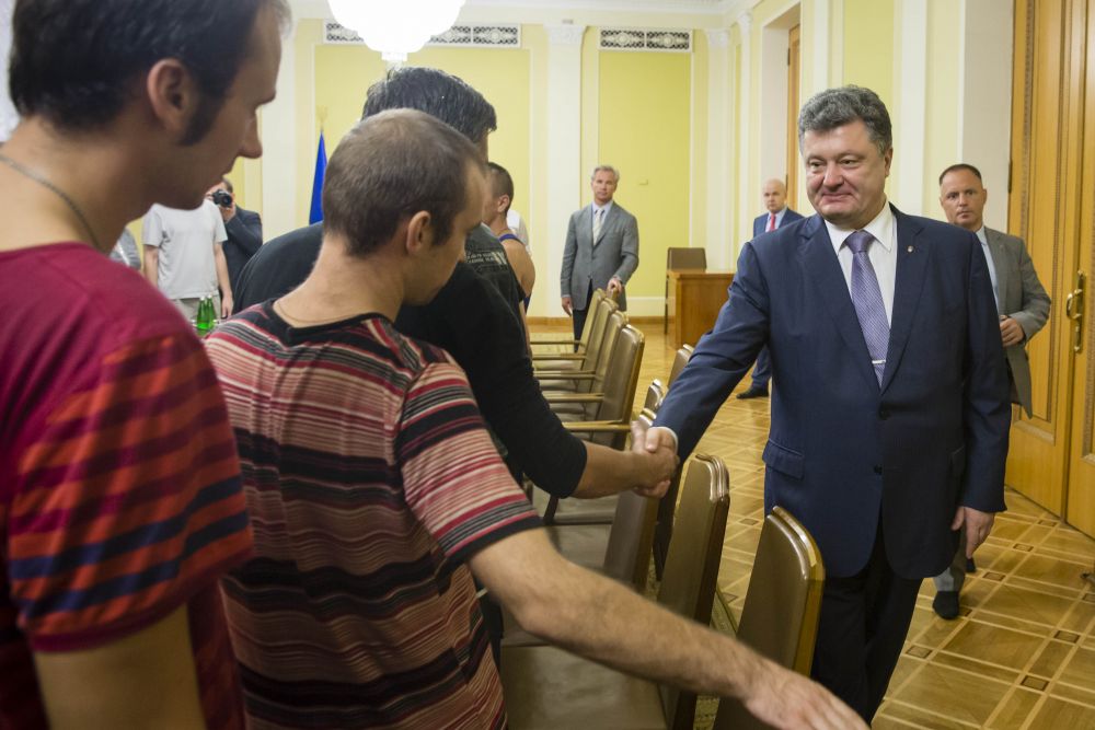 Петр Порошенко встретился с освобожденными из плена военными