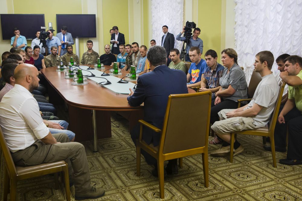 Петр Порошенко встретился с освобожденными из плена военными
