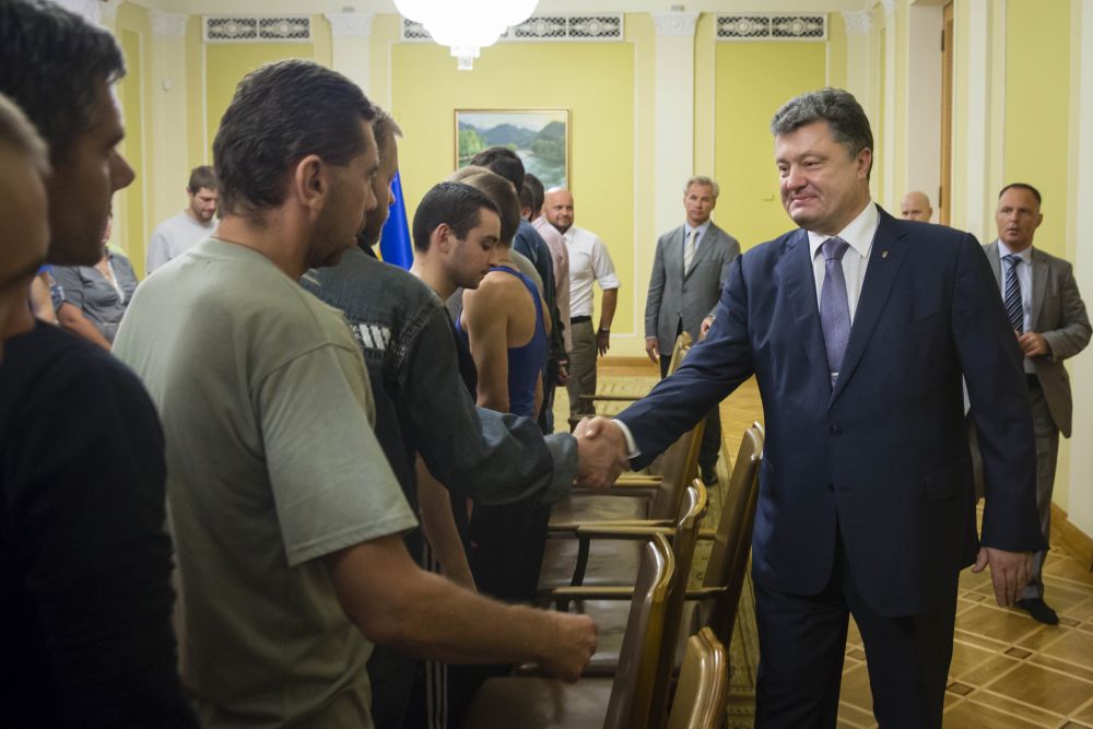 Петр Порошенко встретился с освобожденными из плена военными
