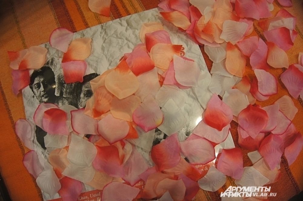 Инсталляция с лепестками роз. 
