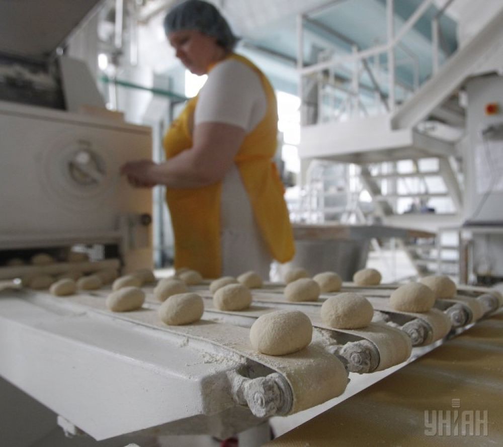 Как выпекаются хлеб и батоны на комбинате в Киеве