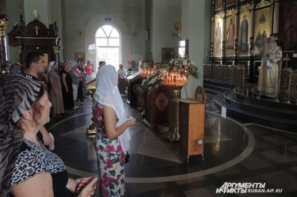 В храме отец Николай проводит утреннюю службу.