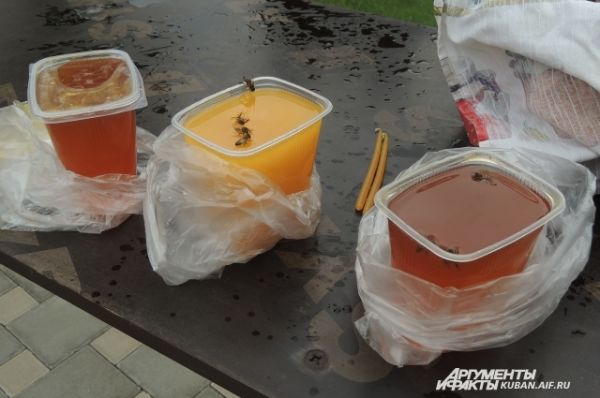 Пчелы садятся на мед и тонут в нем.