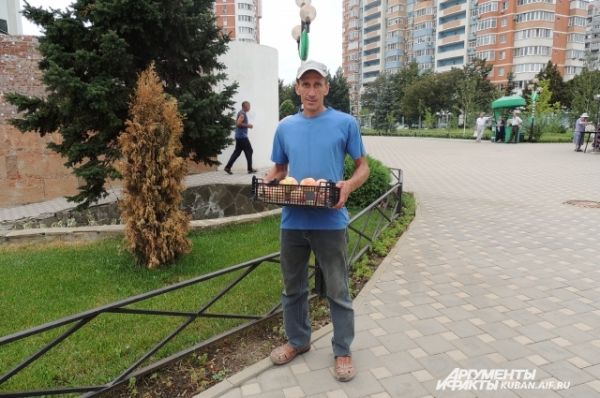 Фрукты верующие приносили ящиками.