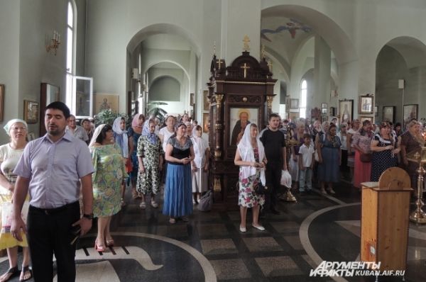 Прихожане на утренней службе.