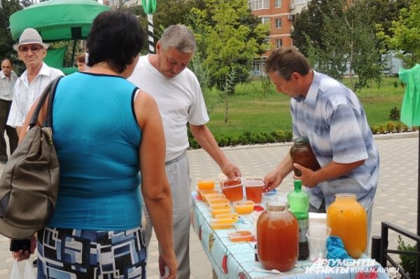 В церкви продолжают освящать мед.
