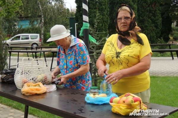 Прихожане готовятся к освящению.
