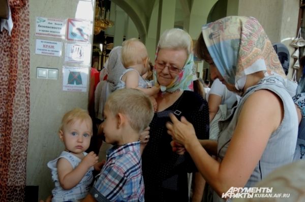 На праздник привели детей.