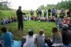 У слепневского дуба гости фестиваля выступили перед ребятами из местных школ.