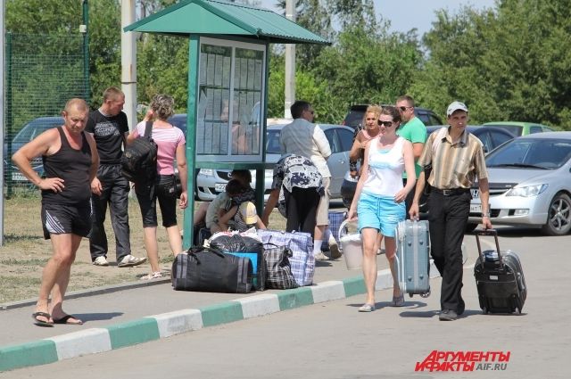 На КПП «Донецк» прибывшие с Украины ждут своих родственников