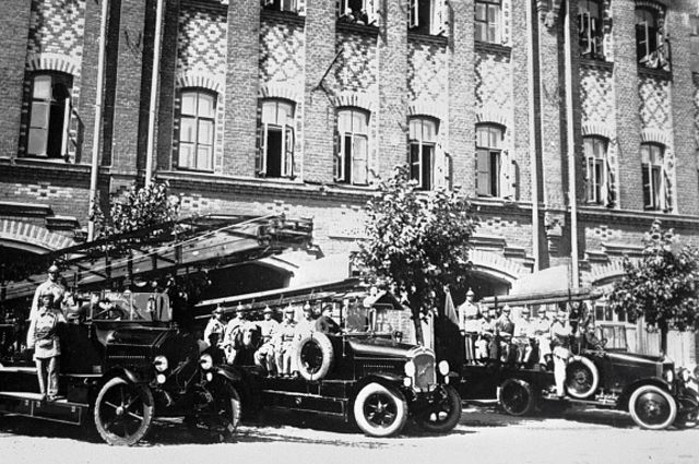 Пожарные машины в 1930 году.