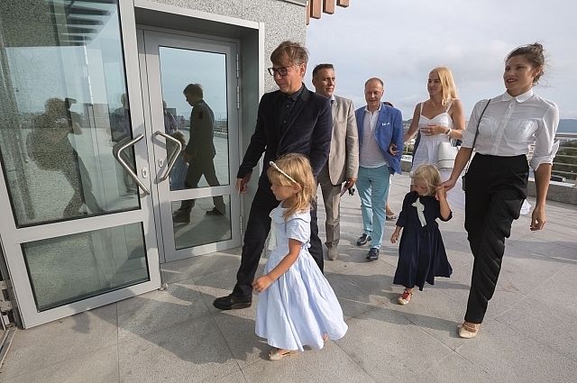 Илья Лагутенко пришёл в театр вместе с семьёй.