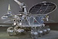 Первый самоходный автоматический аппарат для исследования поверхности Луны — «Луноход-1» — с откинутой солнечной батареей.