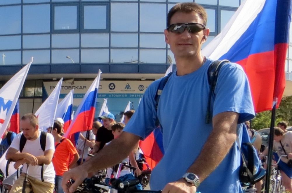 В День Государственного флага России волгодонцы сели на велосипеды и спели гимн страны.
