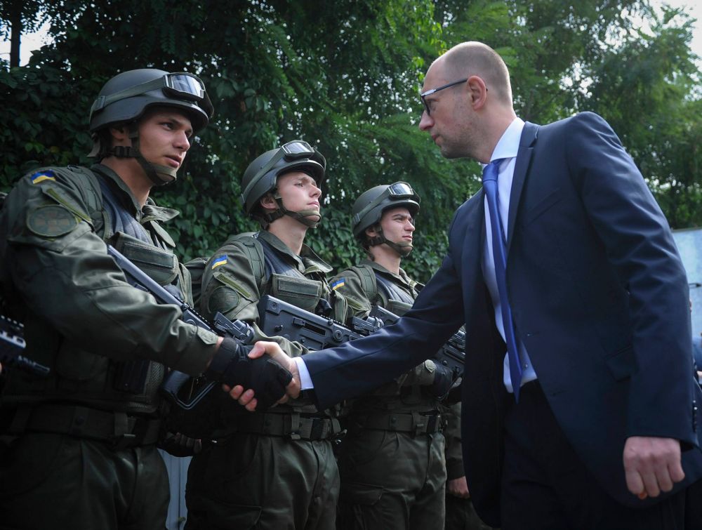 Премьер-министр Украины, Арсений Яценюк передал вооружение для сил АТО