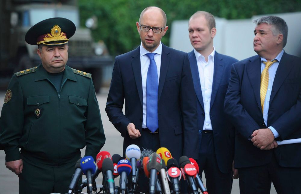 Премьер-министр Украины, Арсений Яценюк передал вооружение для сил АТО