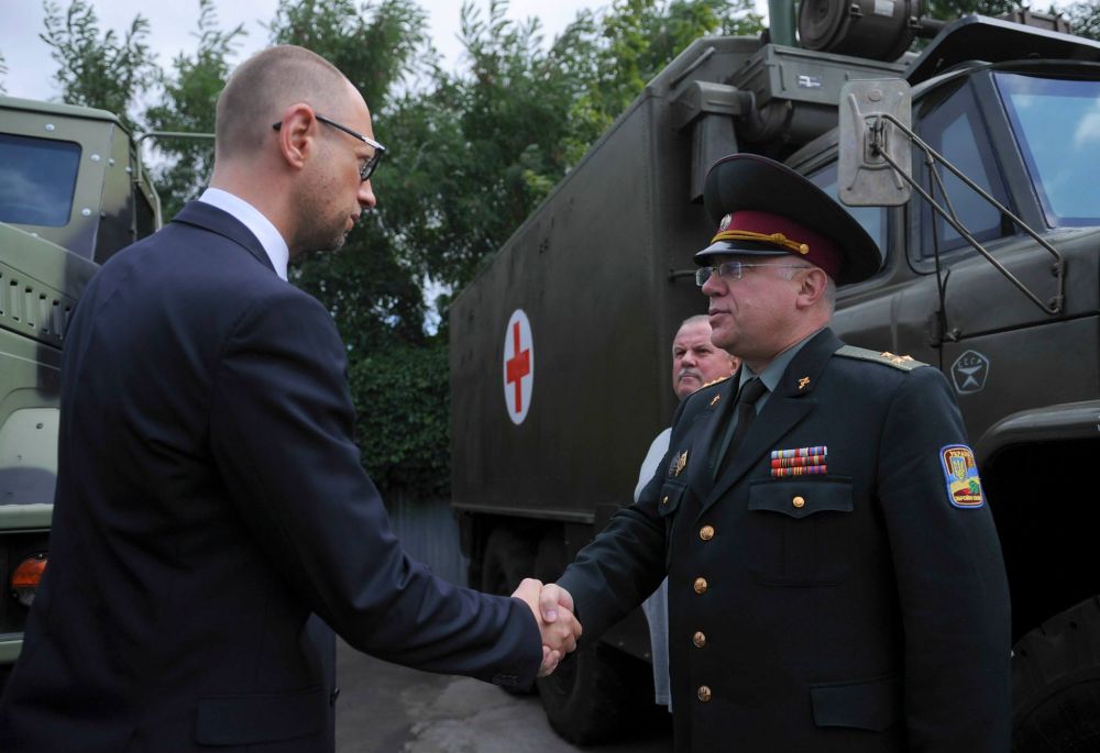 Премьер-министр Украины, Арсений Яценюк передал вооружение для сил АТО