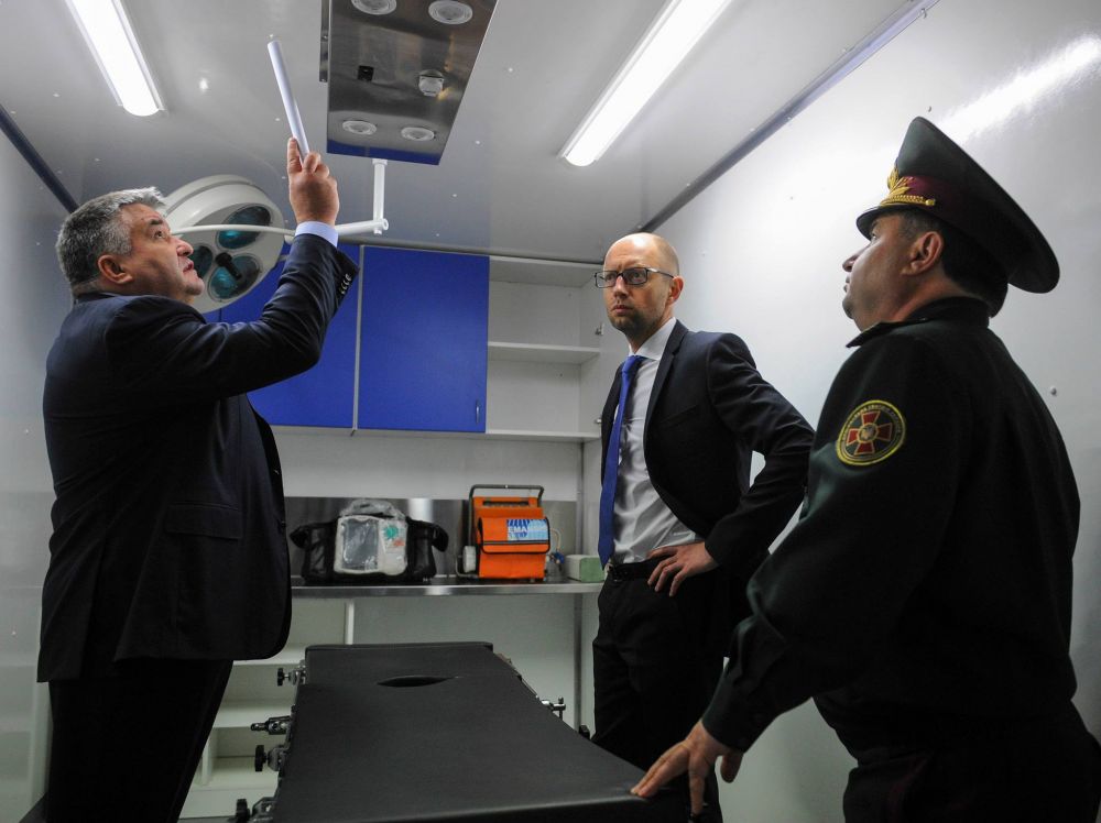 Премьер-министр Украины, Арсений Яценюк передал вооружение для сил АТО