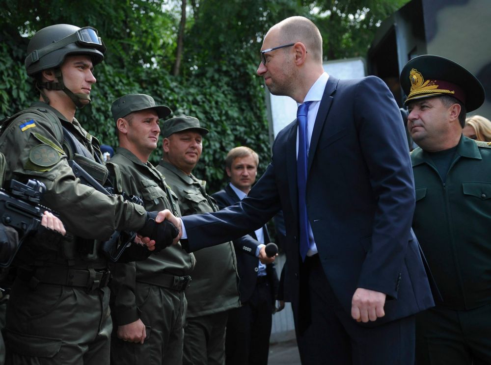 Премьер-министр Украины, Арсений Яценюк передал вооружение для сил АТО