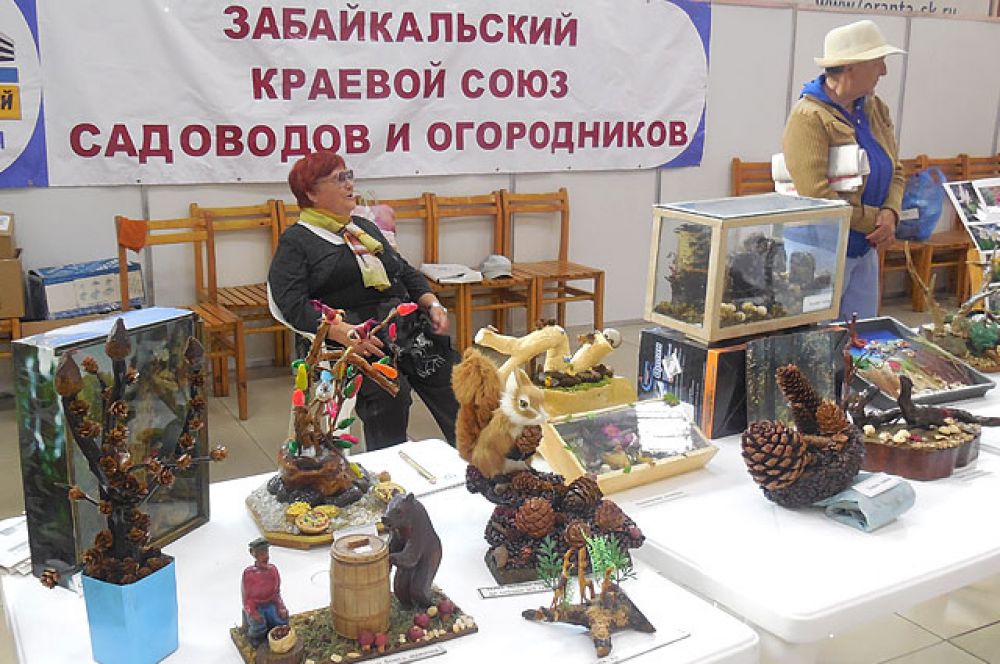 Украшение выставки стали поделки из природного материала, сделанные «золотыми» руками дачников.