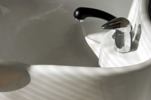 Часть омичей осталась без горячей воды из-за долгов котельных.