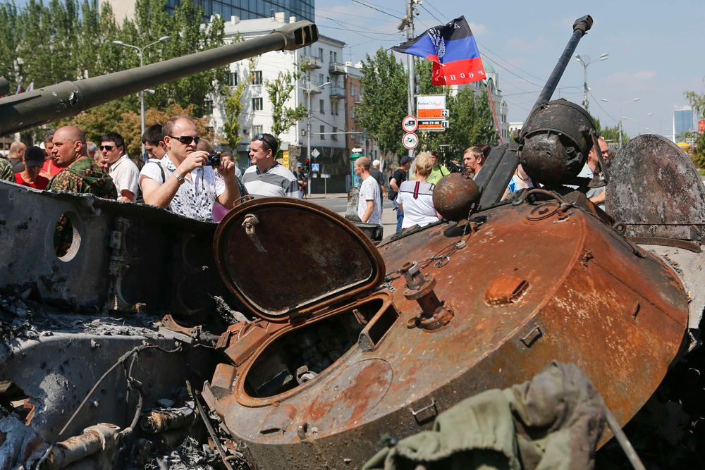 Но пока Украина демонстрировала свою военную мощь, в Донецке ополченцы разместили на главной площади подбитую и трофейную украинскую военную технику — гаубицы, БТРы, БМП.