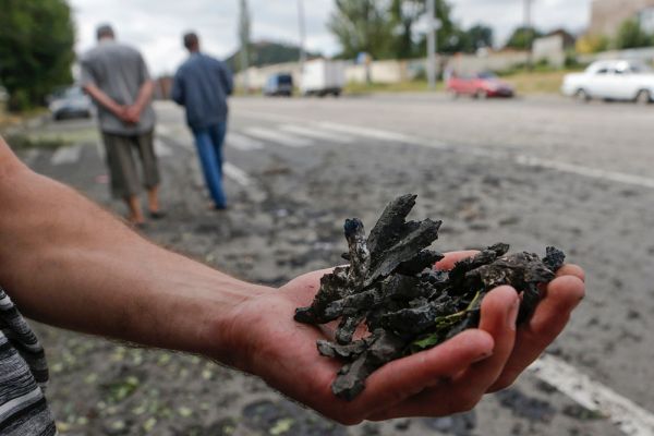 Куски шрапнели после обстрела Донецка украинскими силовиками.