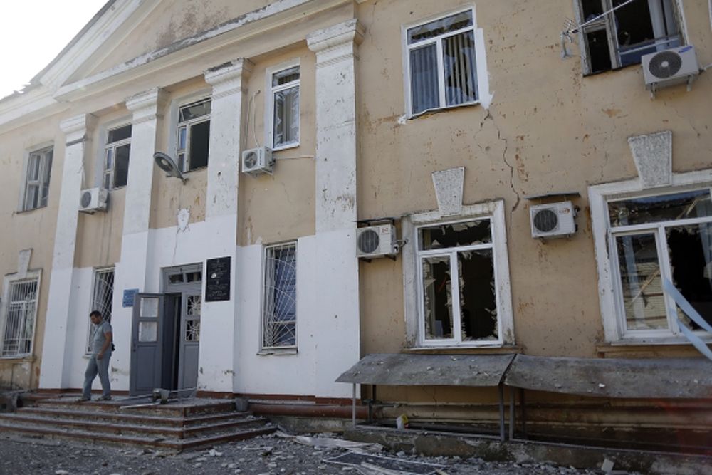 Пока ополченцы Донецка выбивают украинскую регулярную армию с окраин, сам город постоянно обстреливают. Как говорят в штабе ДНР, Киев вновь применяет кассетные снаряды, которые запрещены международными конвенциями. В результате обстрела погибли несколько человек.