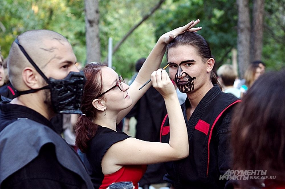Человек, которого гримируют, похож на злодея Дарт Мола. Но может быть кем угодно.