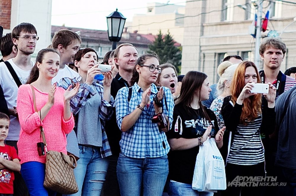 Зрители впечатлились до аплодисментов.