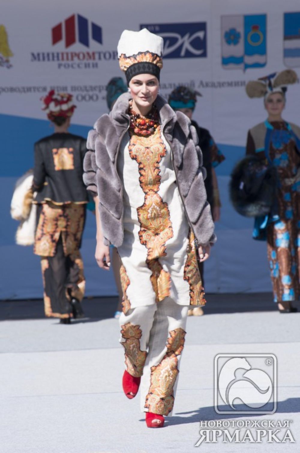 Модель в куртке из королевского рекса.