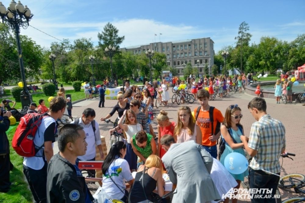 Вназначенный час площадь заполнилась велосипедами и прекрасными дамами.