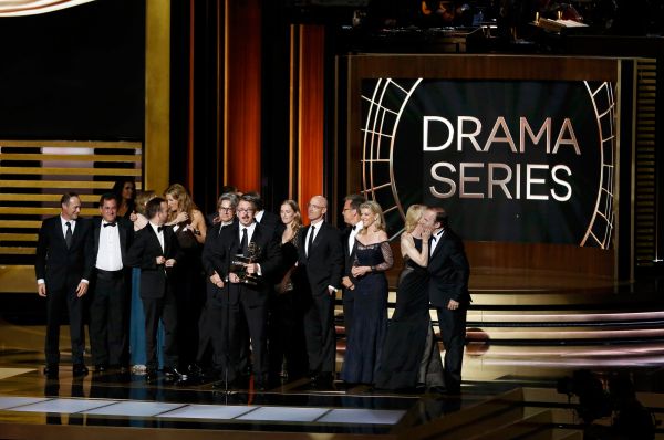 Продюсер Винс Гиллиган вместе со съёмочной группой сериала «Во все тяжкие» получает приз в номинации «Лучший драматический сериал».