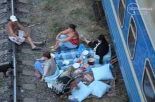 В Мариуполе переселенцы из зоны АТО поселились в поездах
